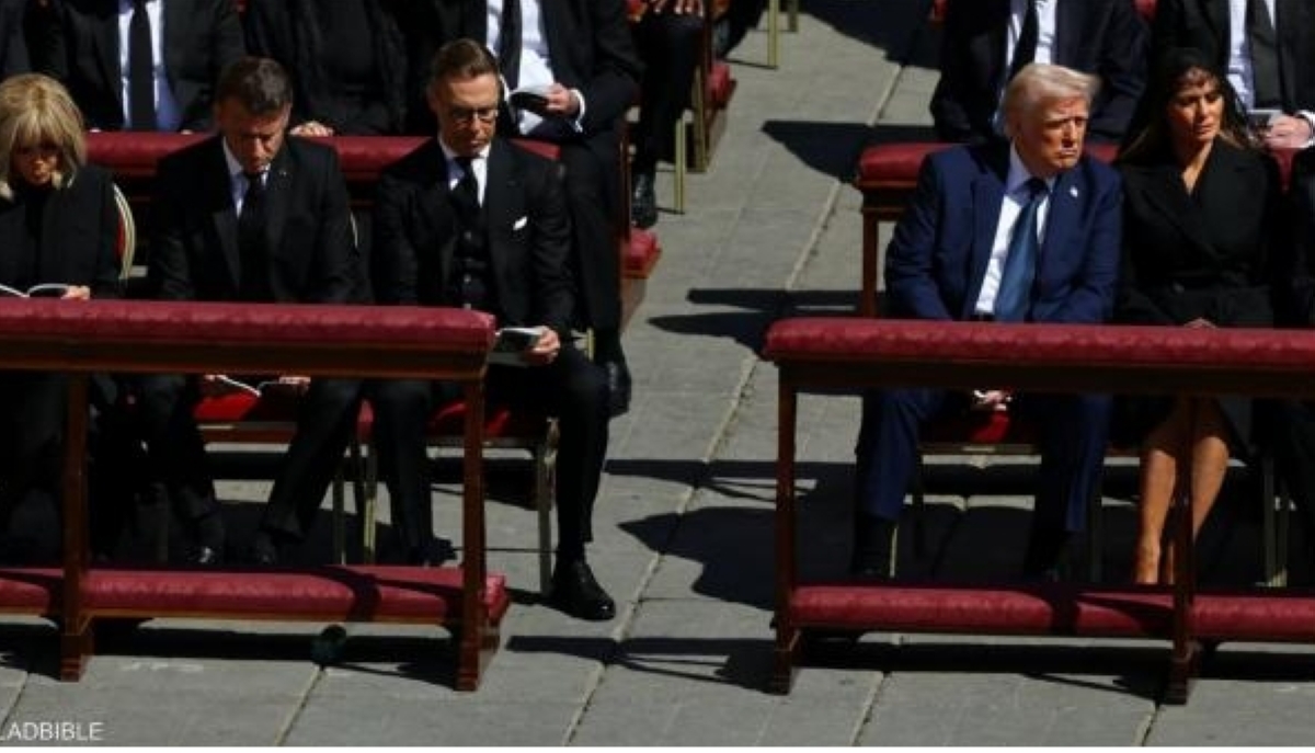 ترامب وزوجته ميلانيا خلال حضورهما جنازة البابا