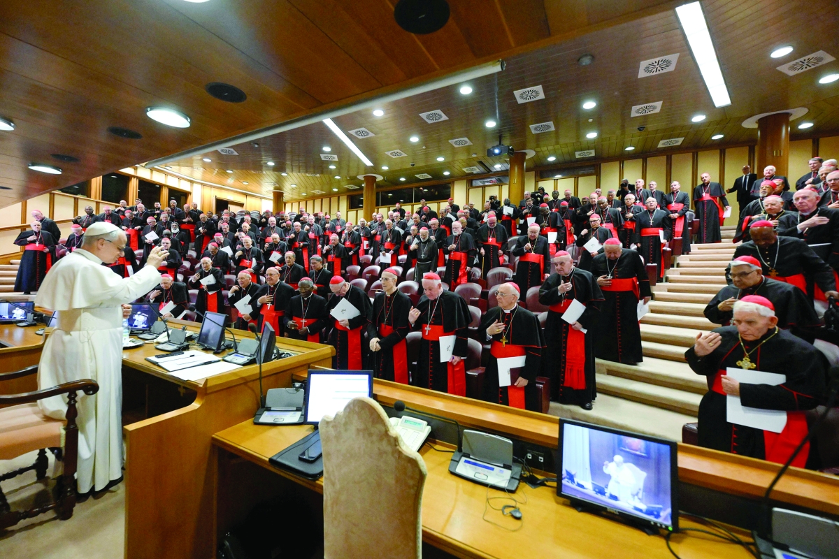 البابا الجديد يُحي الكرادلة في الفاتيكان (رويترز)