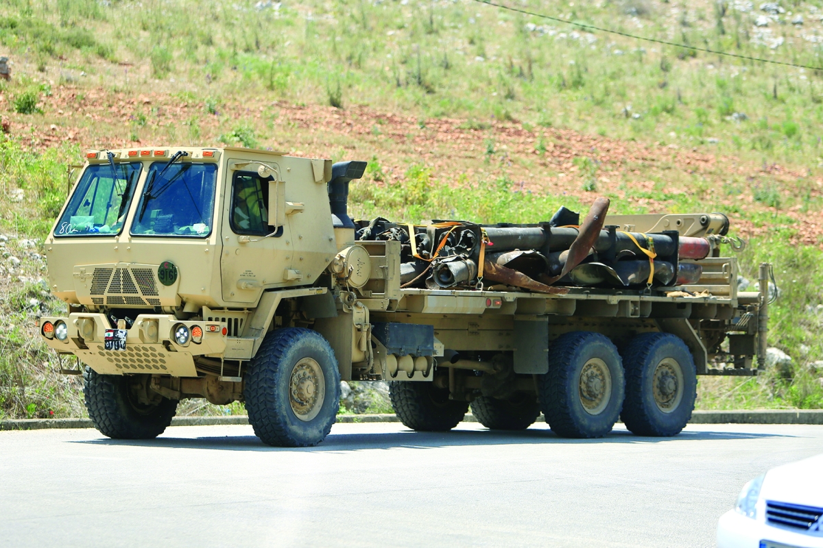 شاحنة تابعة للجيش اللبناني تنقل منصة صواريخ مدمرة لـ«حزب الله» في الجنوب (أ ف ب)