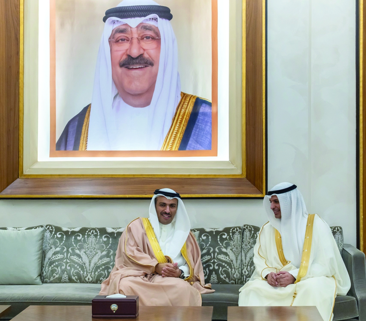 


وزير الإعلام خلال استقباله نظيره البحريني 