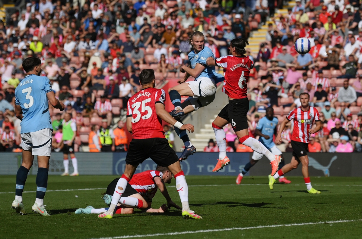 إرلينغ هالاند مسدداً الكرة برأسه على مرمى ساوثمبتون (رويترز)