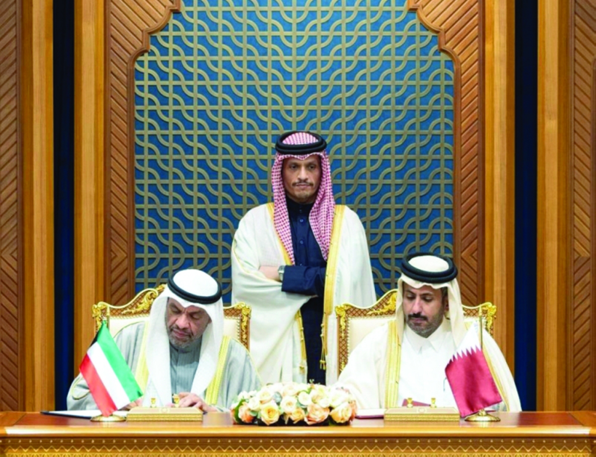 وزير الخارجية أثناء توقيع مذكرات تفاهم وبرنامج تنفيذي بين الكويت وقطر