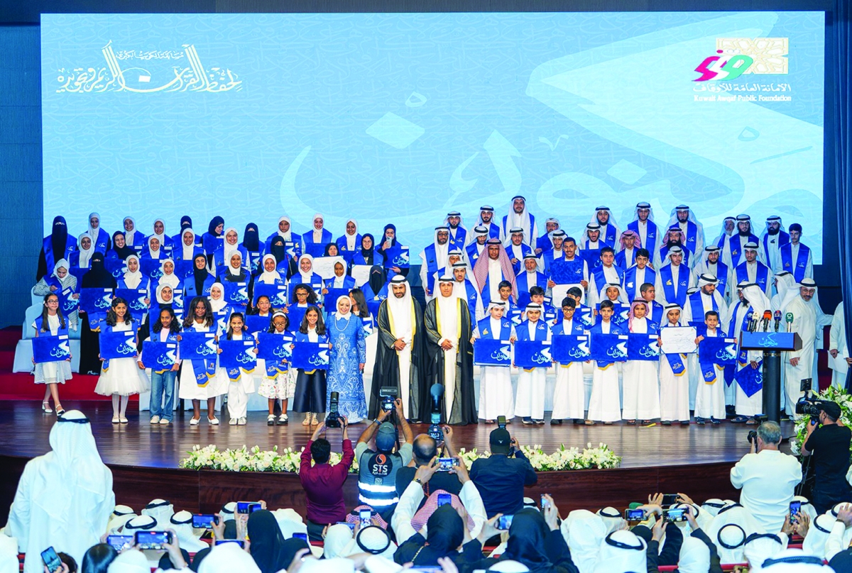 


الوسمي مكرماً مشاركين في مسابقة سابقة لحفظ القرآن 