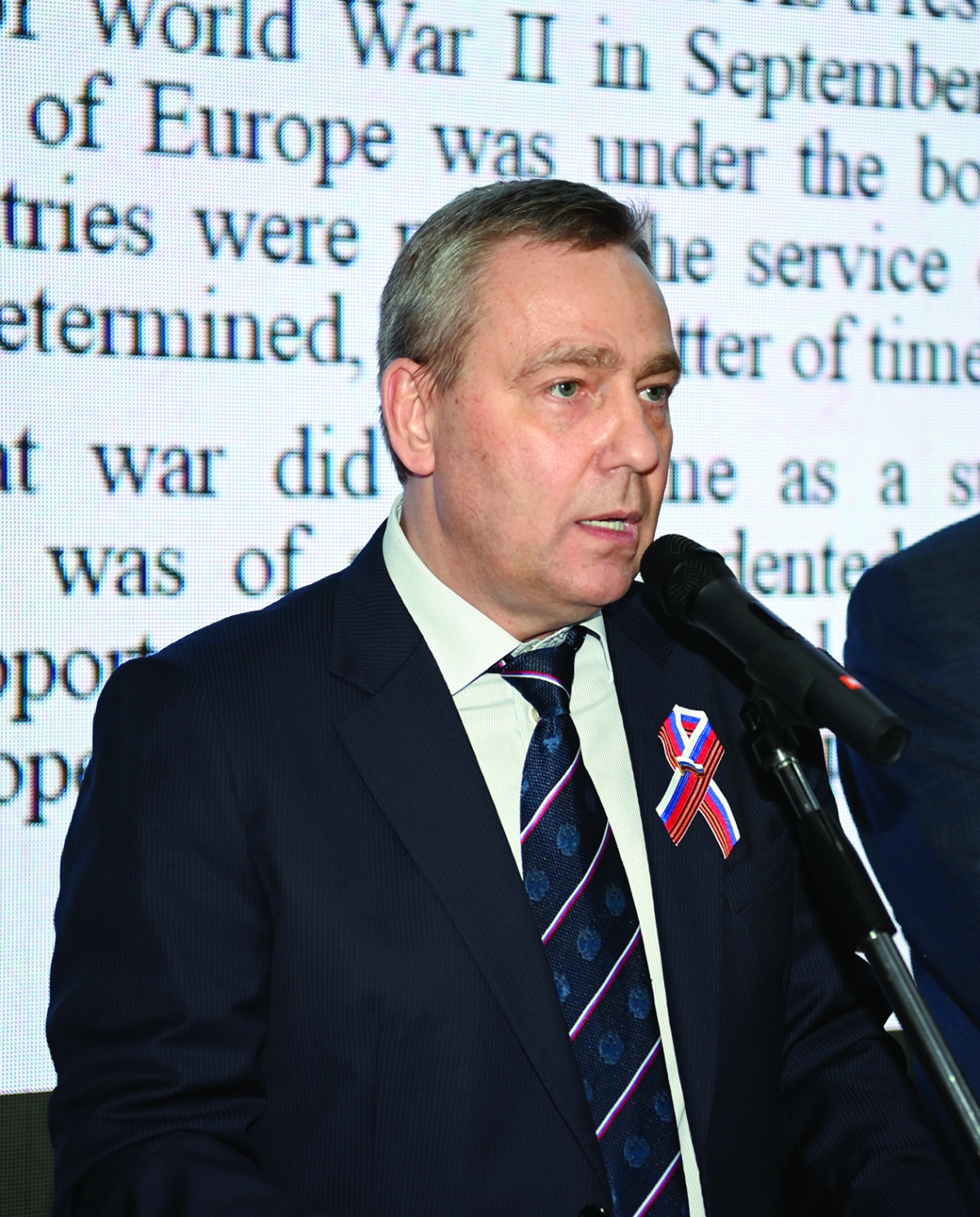 


السفير جيلتوف متحدثاً في حفل عيد النصر الروسي 