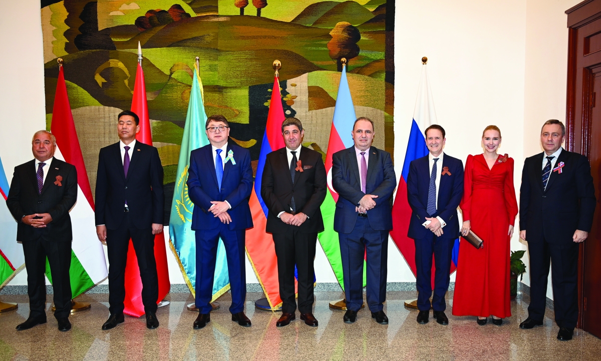 


السفير الروسي وحرمه وعدد من المهنئين 