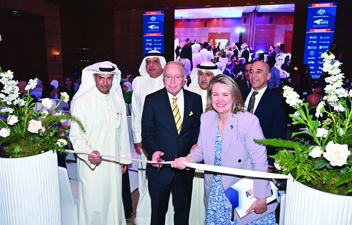 


زعبلاوي والسفيرة الاسترالية يقصان شريط افتتاح معرض الجامعة الأسترالية 	  (تصوير أسعد عبدالله) 