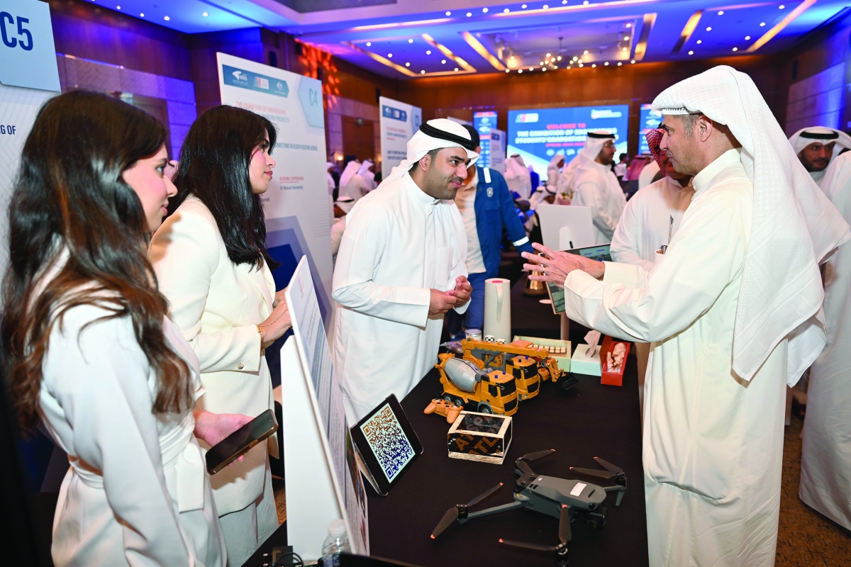 أحد الخريجين يشرح المشروع المشترك مع زملائه