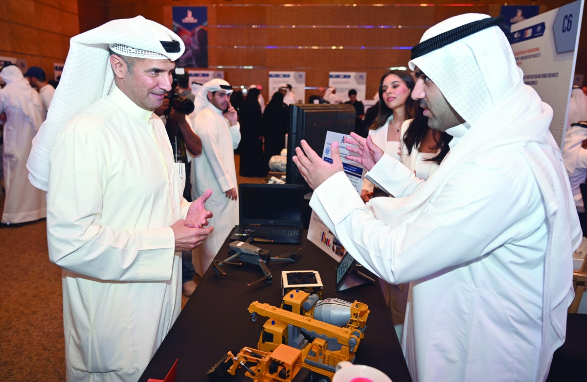 


الشرهان متفقداً مشاريع طلبة الجامعة 