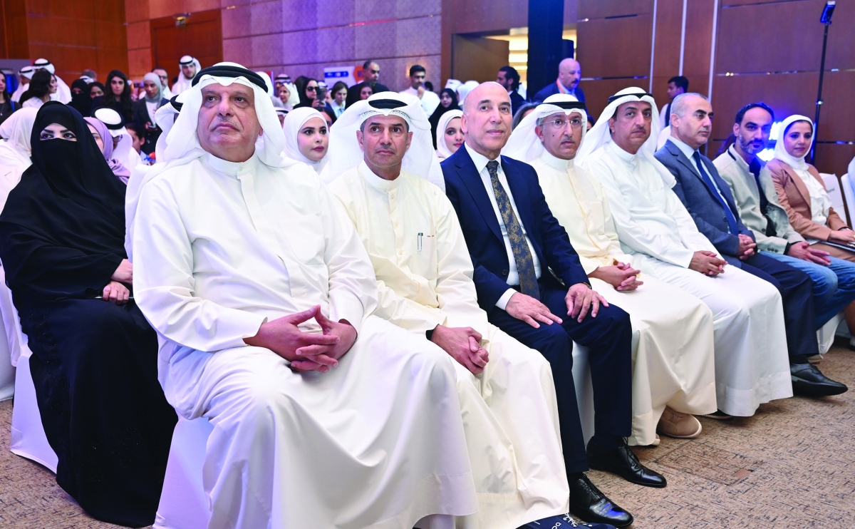 د. محمد عبدالنبي ود. صقر الشرهان يتوسطان الحضور خلال المعرض