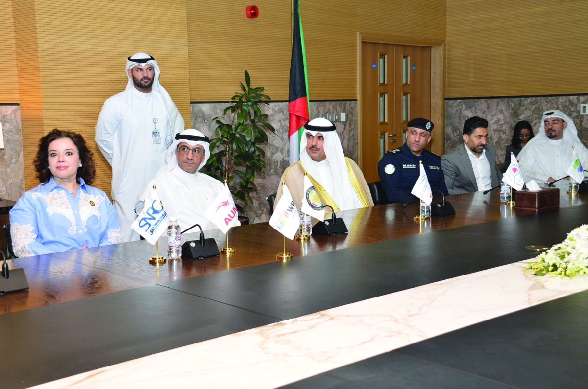 محافظ الأحمدي متوسطاً ممثلي الجهات المشاركة 