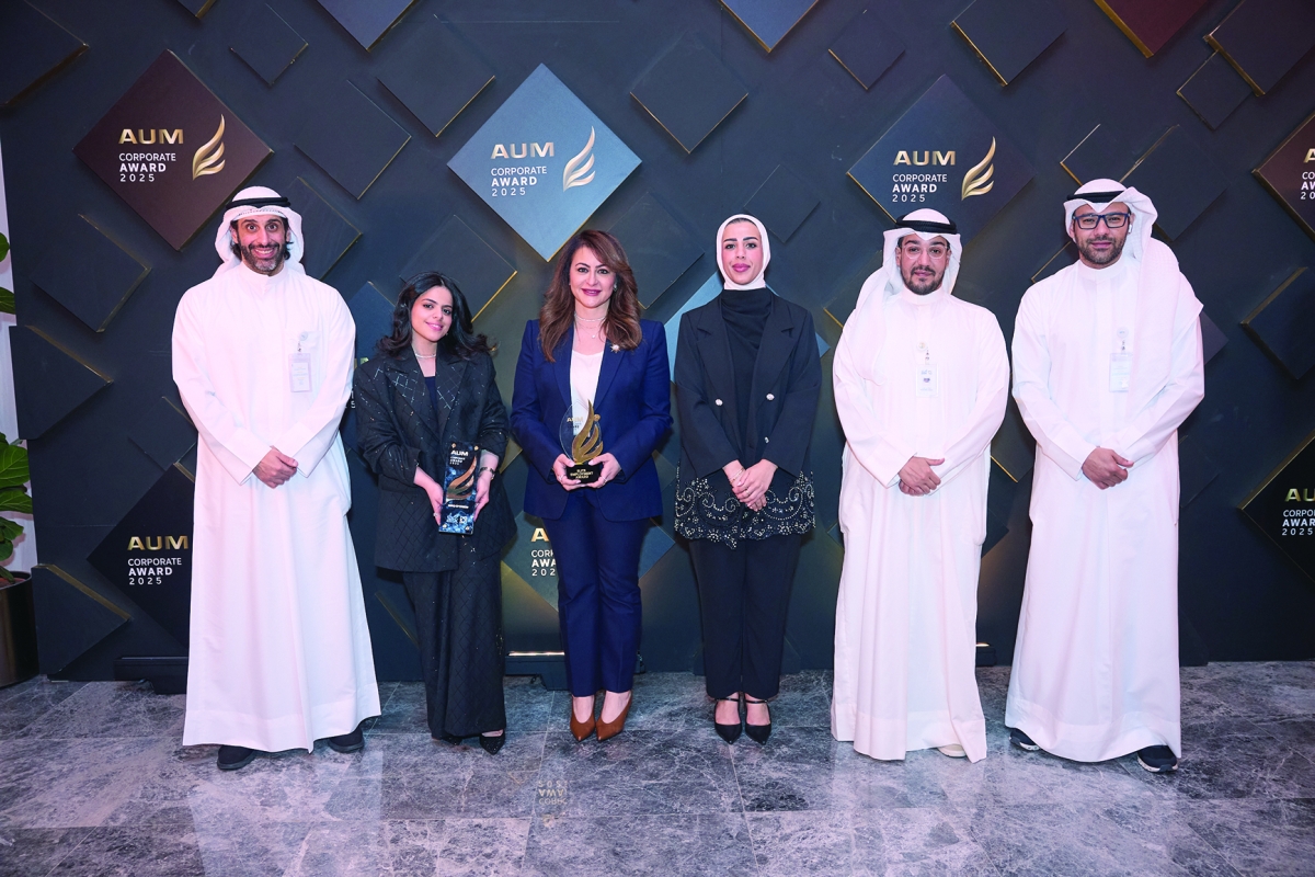 


الأربش وفريق البنك خلال تكريم المشاركين في المعرض 