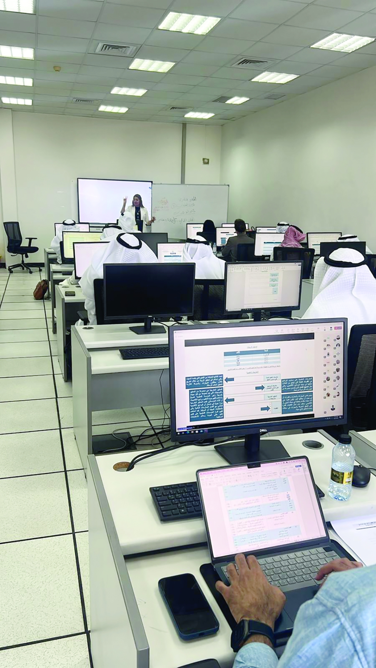 فاطمة معرفي تتحدث في الدورة