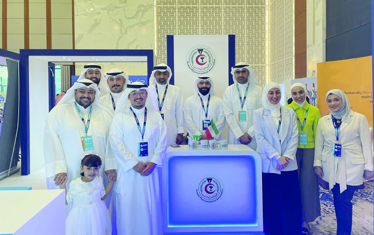 أحمد تقي والوفد المرافق في جناح جمعية الصيدلة الكويتية بالمؤتمر