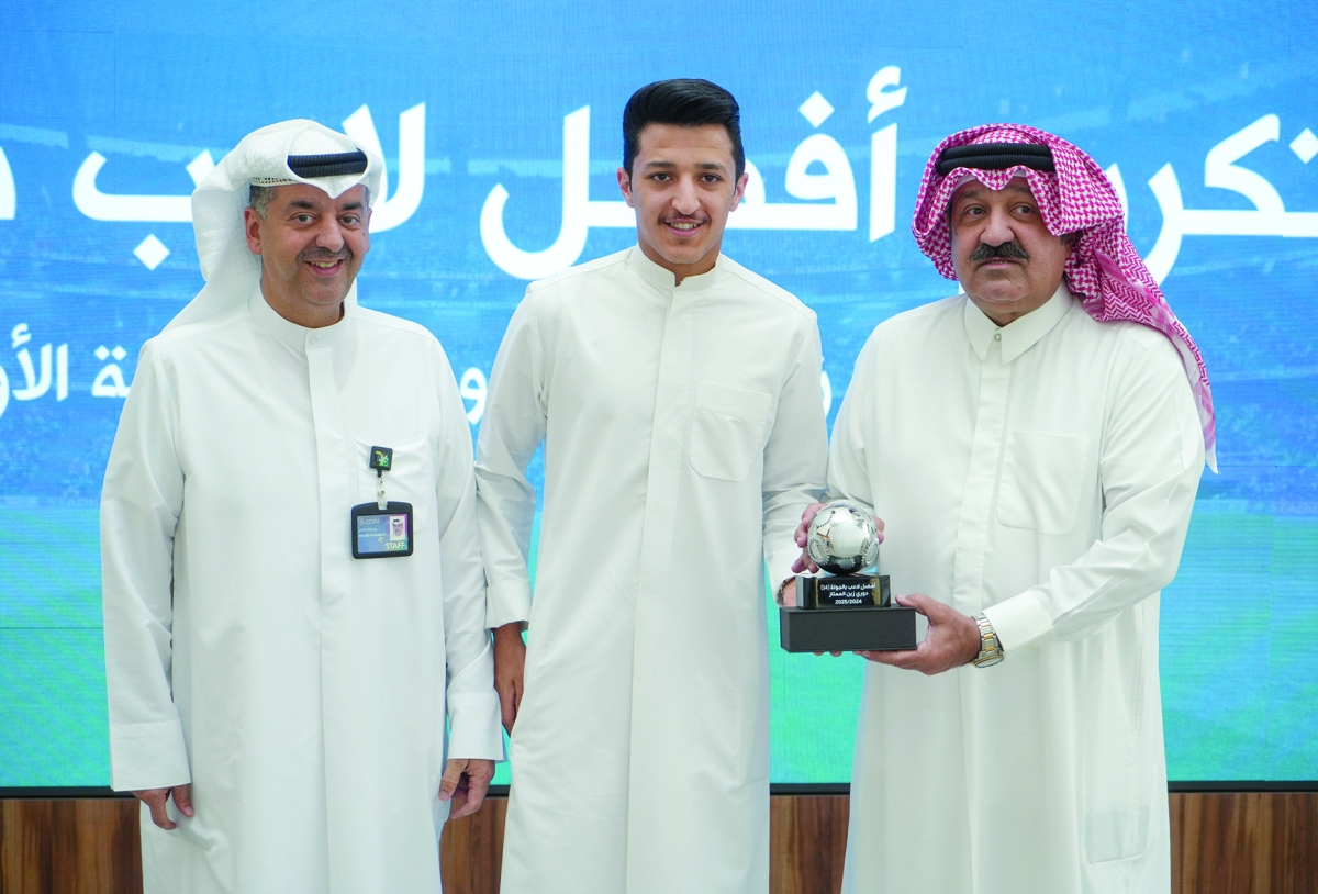 تكريم لاعب الكويت محمد دحام
