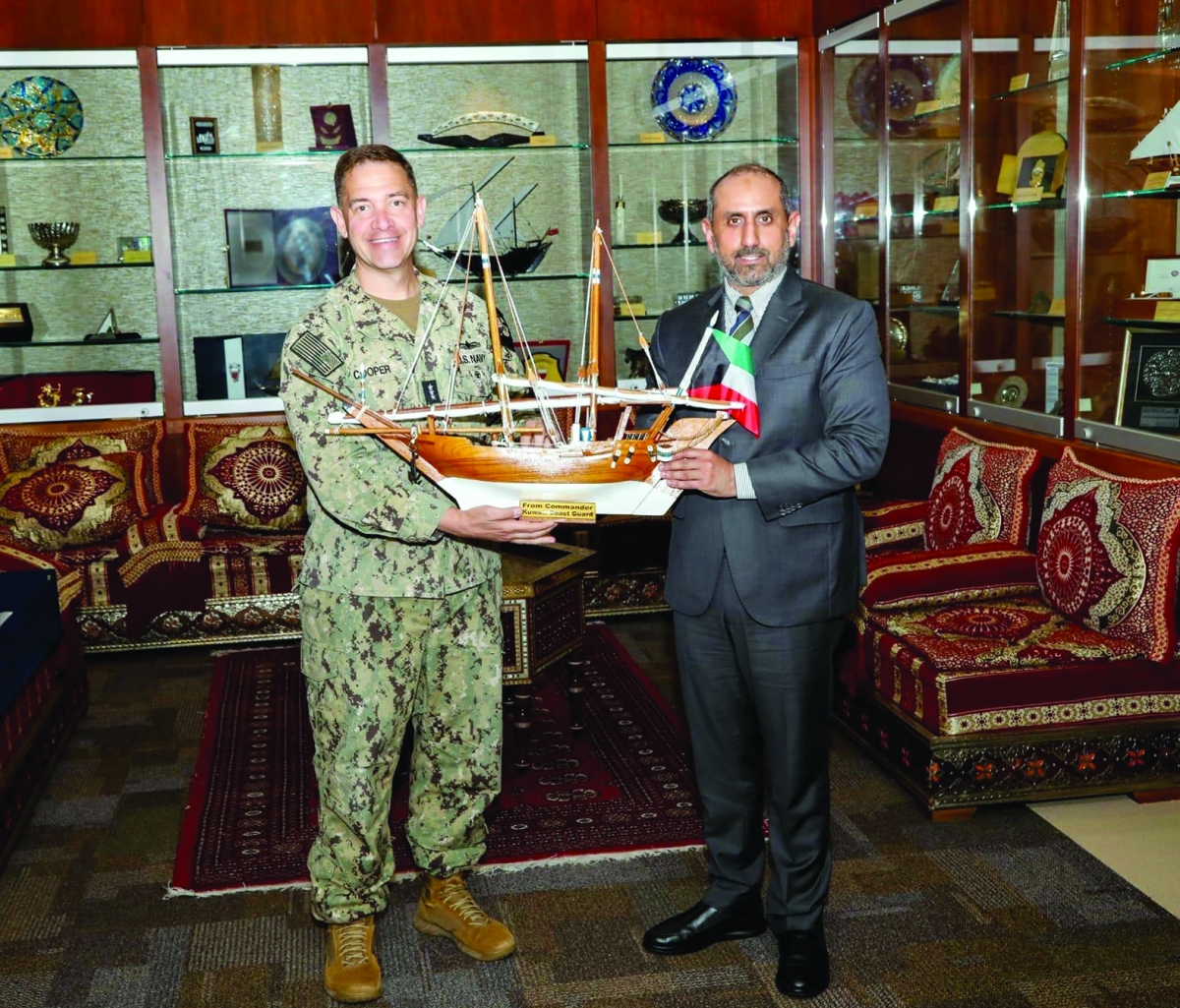 


العميد بحري مبارك العلي خلال لقائه الفريق بحري براد كوبر 