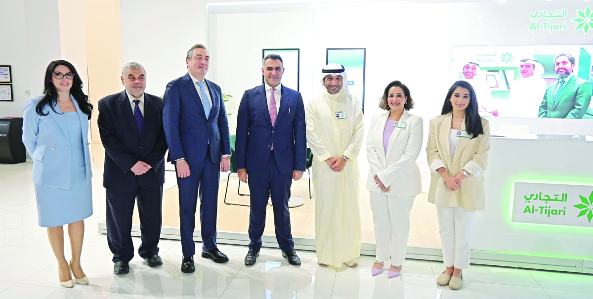 


العبدالله متوسطاً فريق البنك وإدارة الجامعة 