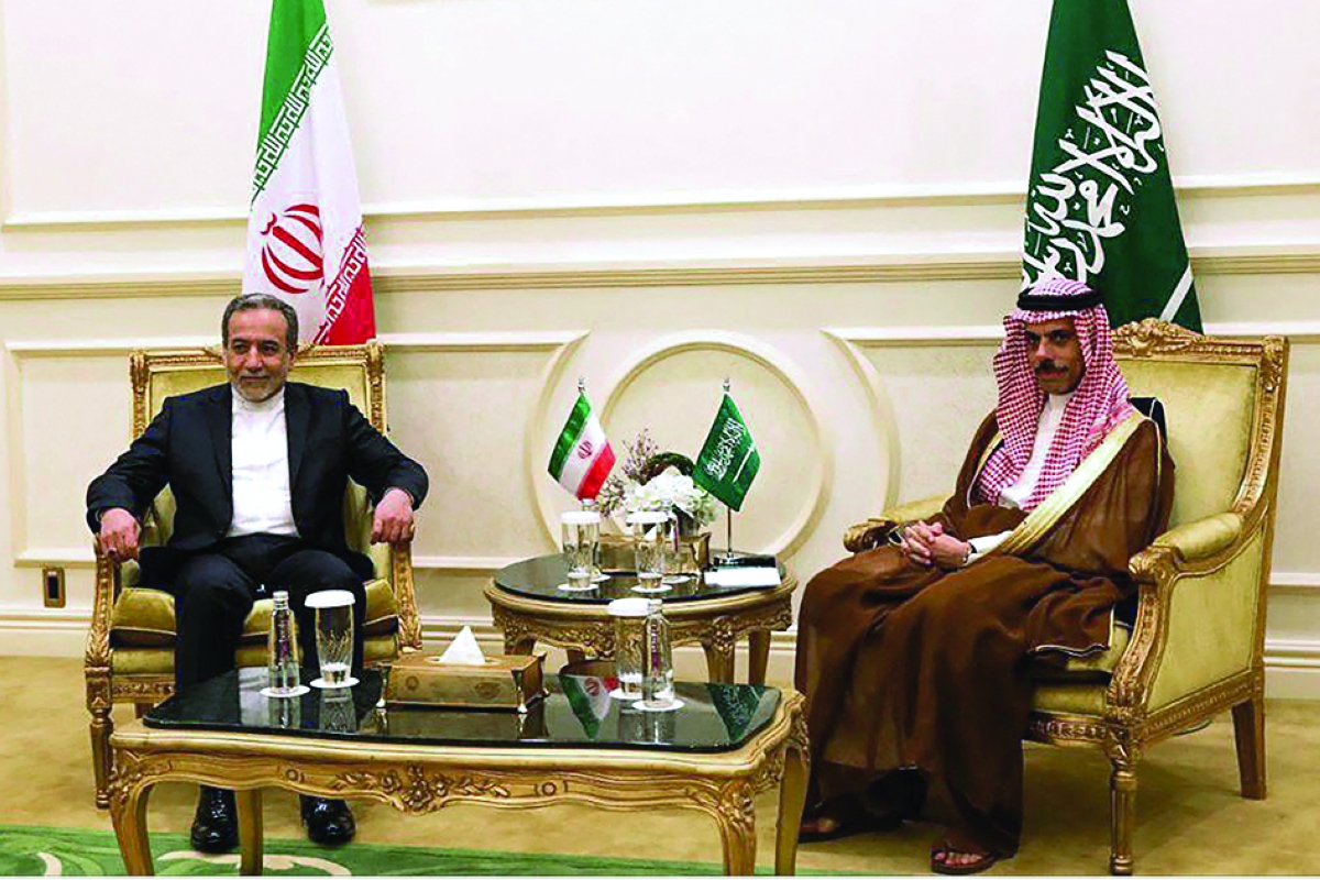 


فيصل بن فرحان مستقبلاً عراقجي في جدة أمس    	          (أ ف ب) 