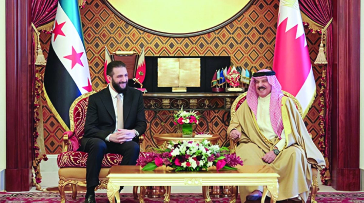 


حمد بن عيسى مستقبلاً الشرع في المنامة 