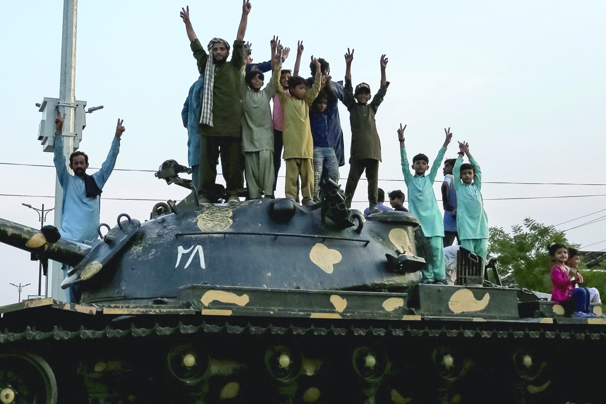


باكستانيون يلوحون بعلامات النصر فوق دبابة في إقليم البنجاب 	(أ ف ب) 