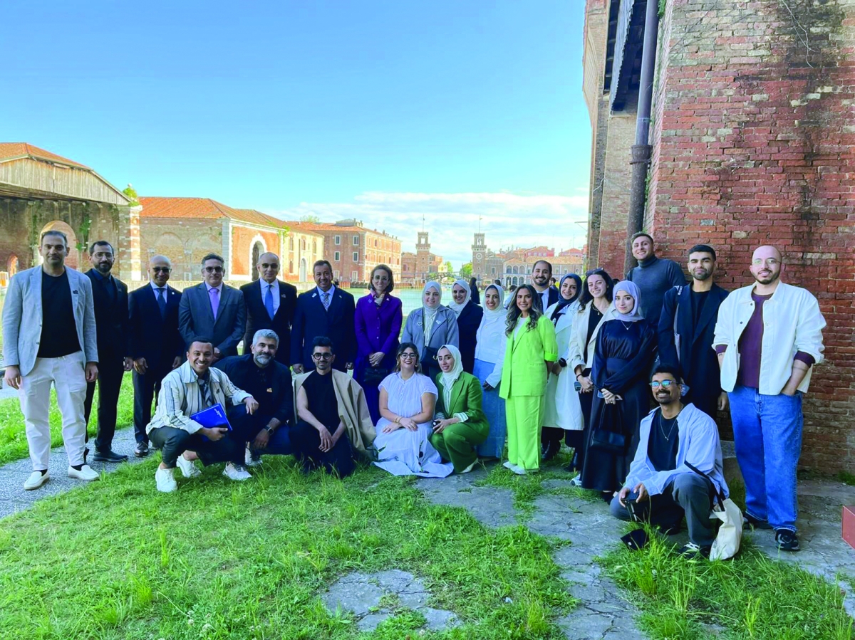 


صورة جماعية خلال افتتاح جناح دولة الكويت في «بينالي البندقية» 