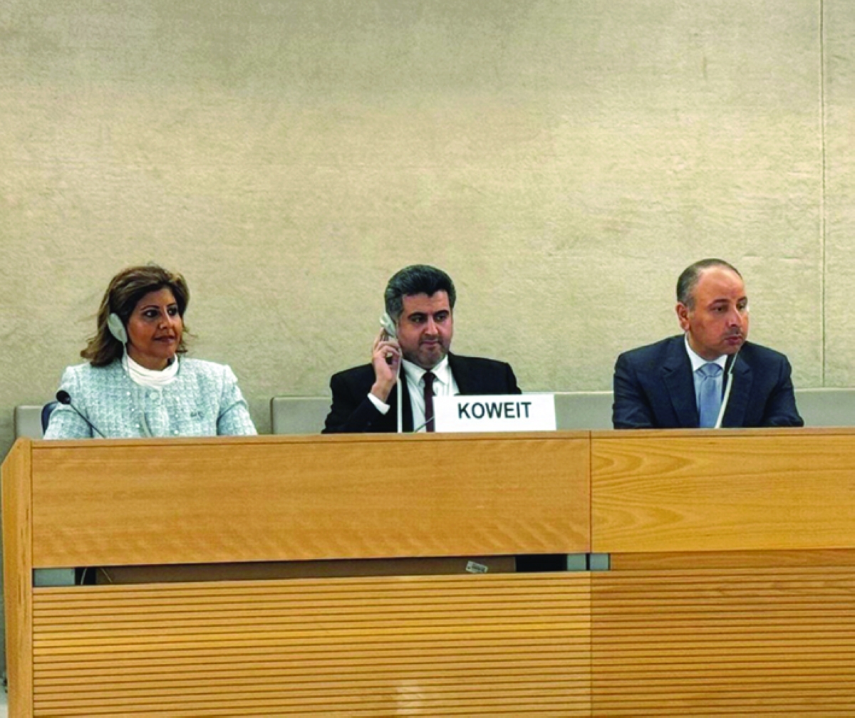المستشار السميط والسفيرة الدعيج خلال الجلسة 