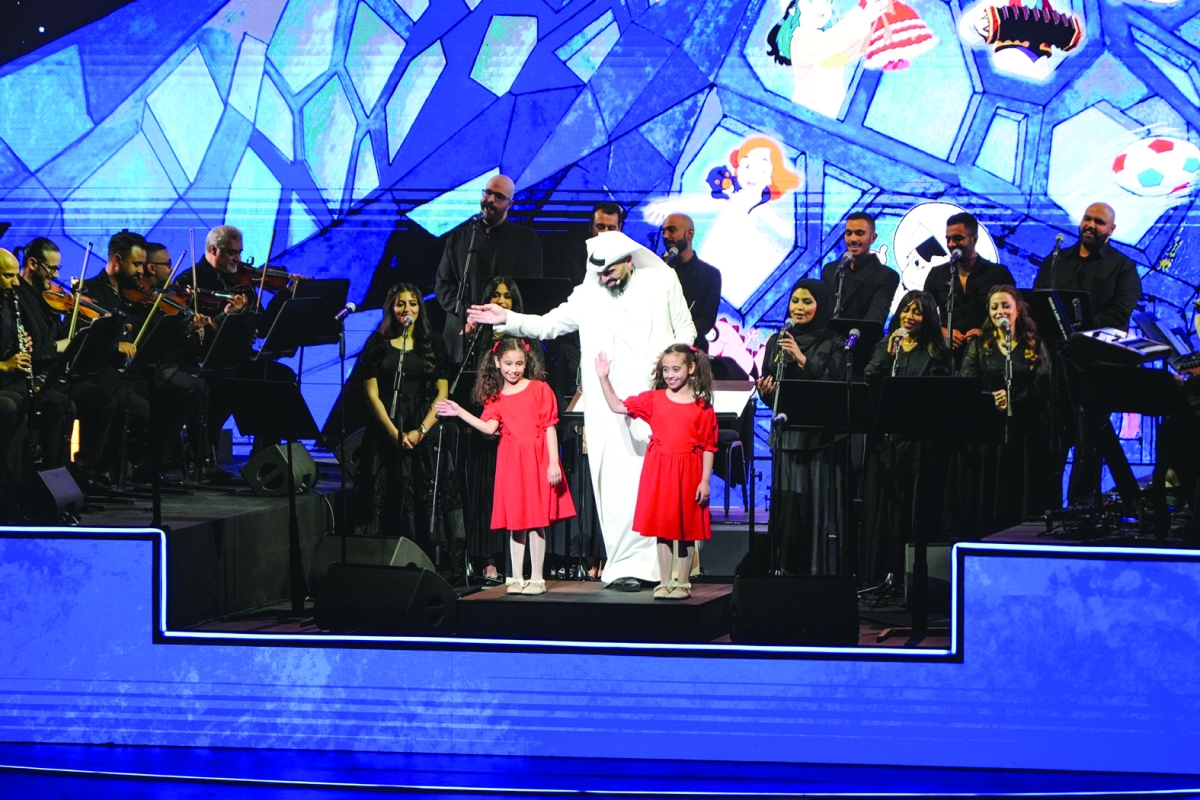 


شيخة ومنيرة يتوسطهما والدهما المايسترو خالد نوري 