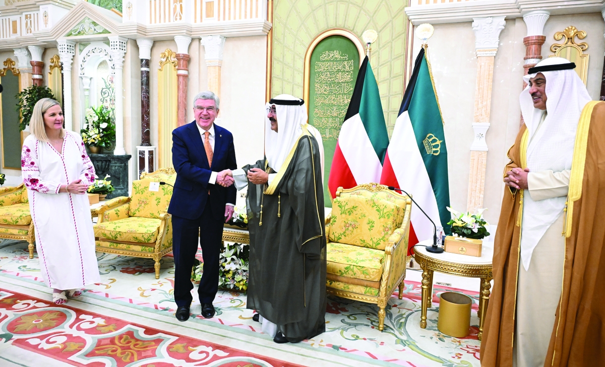 سمو الأمير مستقبلا بحضور ولي العهد توماس باخ والرئيسة المنتخبة للجنة الجديدة