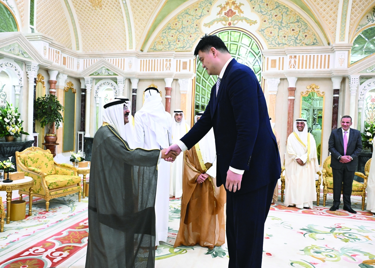 


الأمير مصافحاً لاعب كرة السلة الصيني المعتزل ياو مينغ 