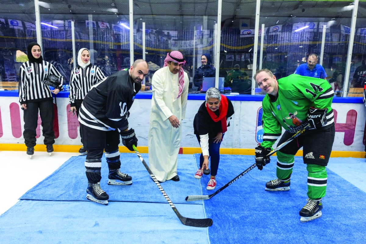 مواني والعجمي يلقيان قرص بداية المباراة