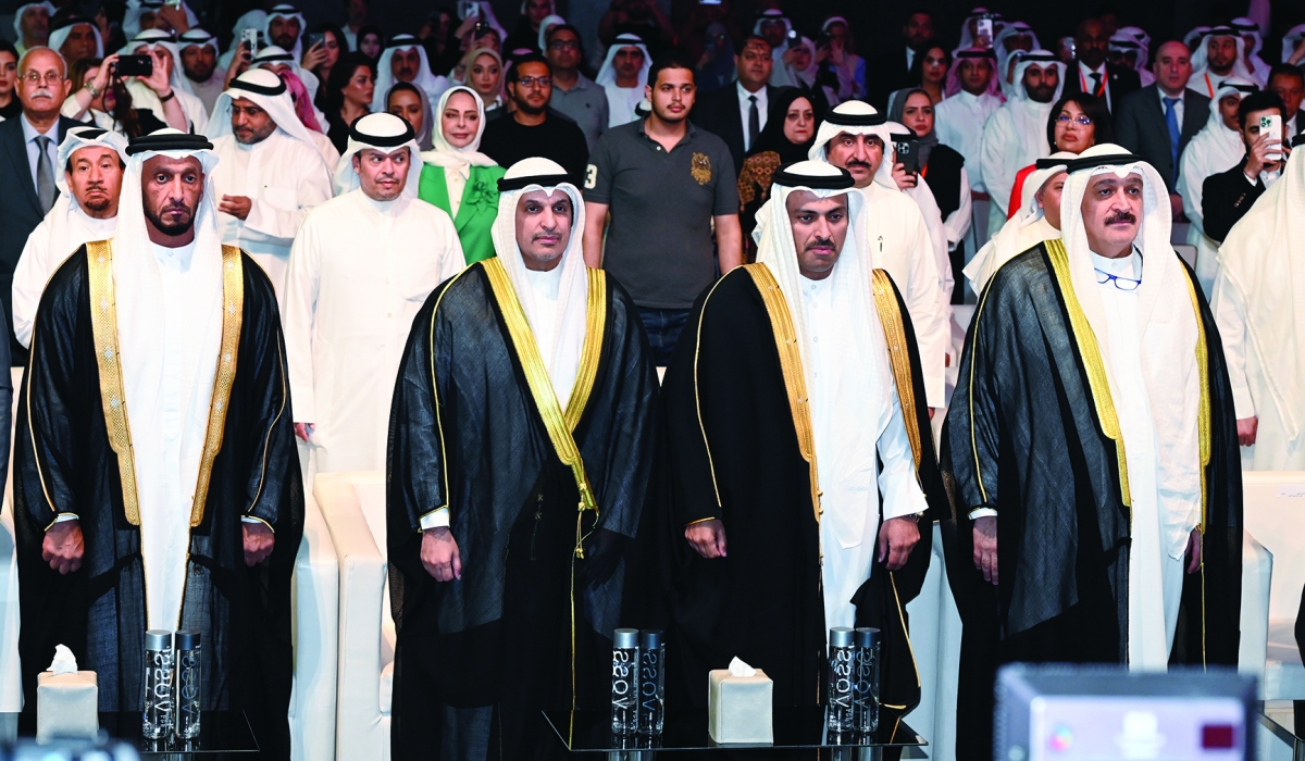 


ممثل رئيس الوزراء يتوسط كبار الحضور في افتتاح الملتقى الإعلامي 	 (تصوير سعود سالم) 