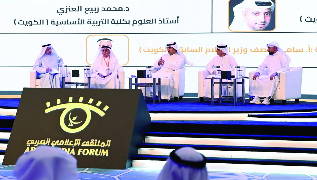 


المتحدثون في الجلسة الأولى 	 (تصوير سعود سالم) 