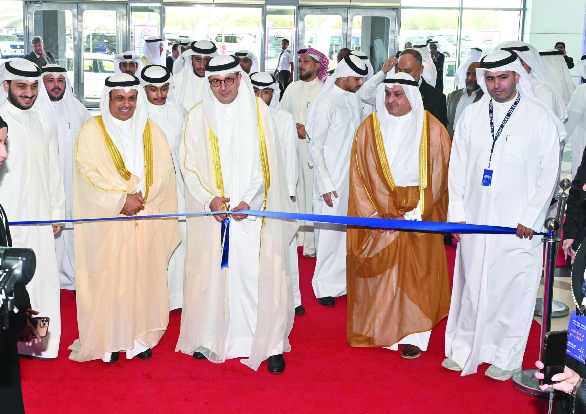 الوزير المخيزيم يفتتح المعرض	 (تصوير أسعد عبدالله) 