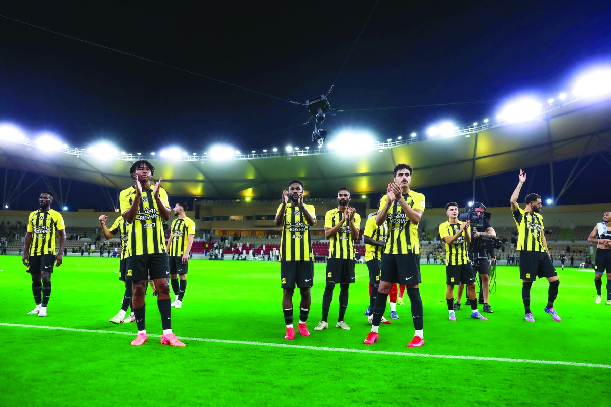 لاعبو الاتحاد يحييون الجماهير