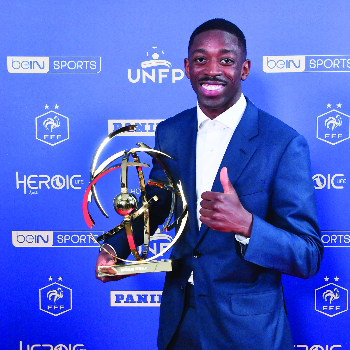 عثمان ديمبيلي حاملاً جائزة أفضل لاعب