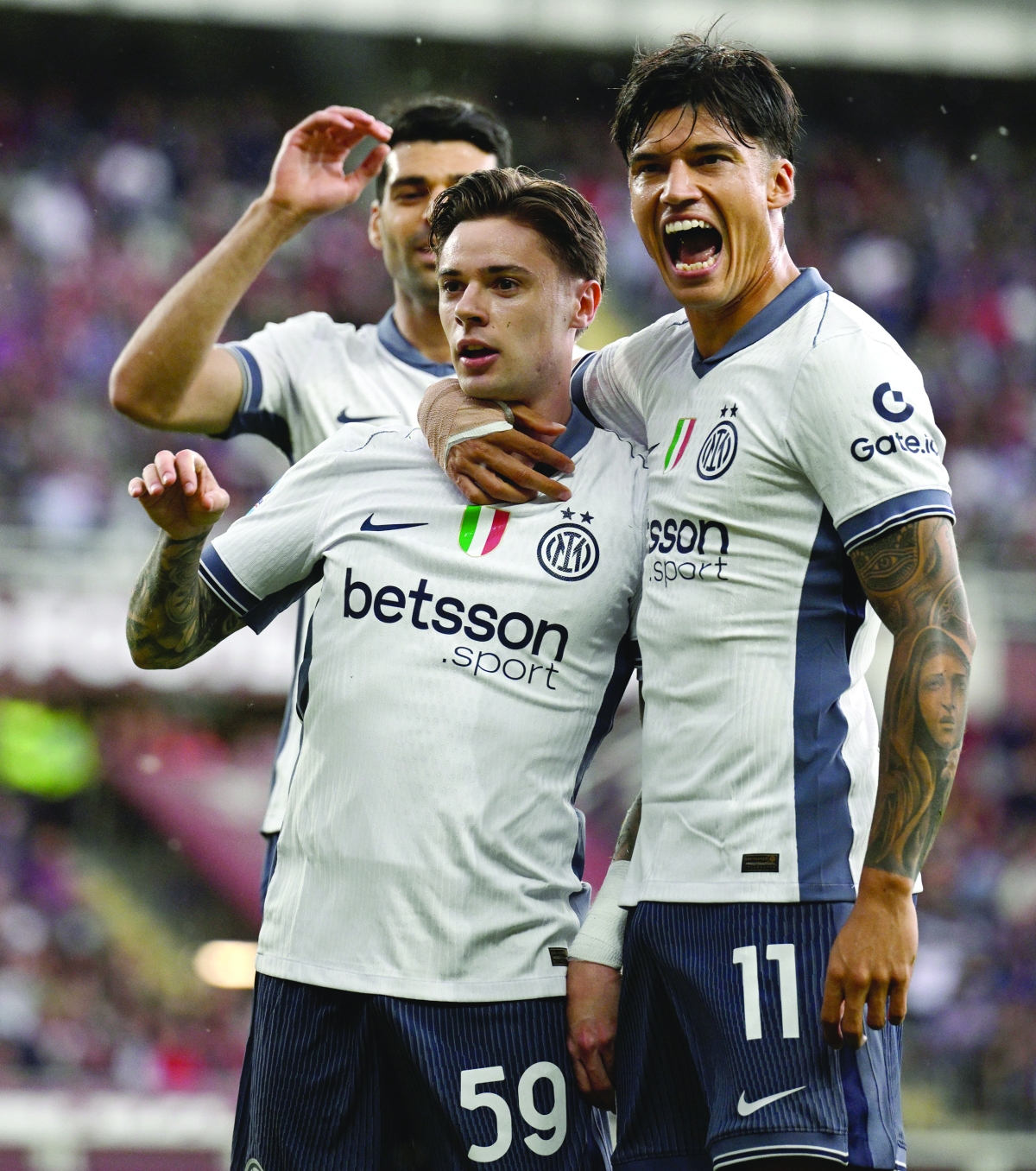 


كريستيان أسلاني - في الوسط - محتفلاً بهدفه في مرمى تورينو 