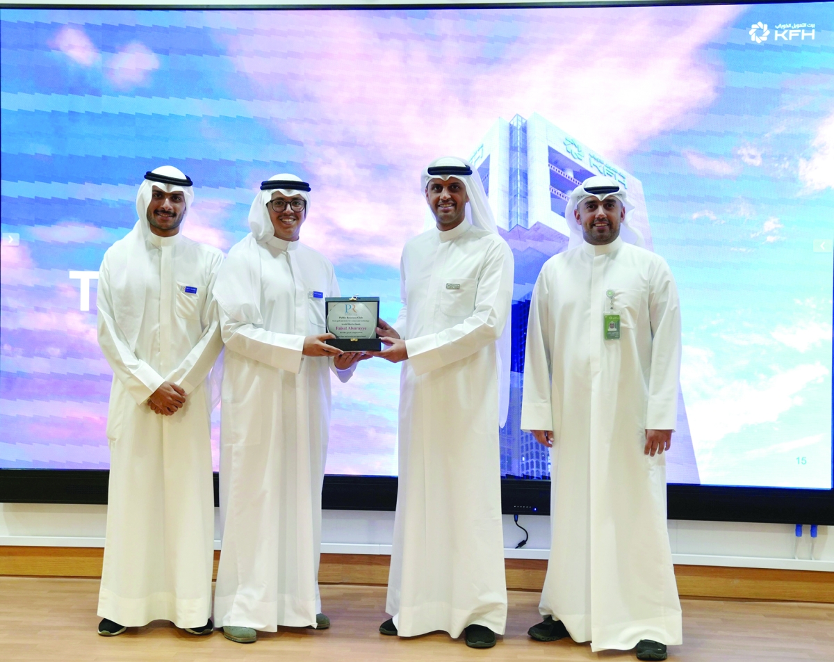 


فيصل السريع وعبدالعزيز ذياب يتسلّمان تكريم «بيت التمويل» 