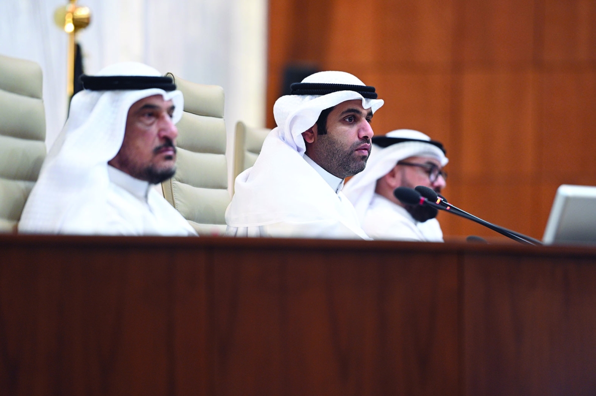 عبدالله المحري مُترئّساً الجلسة 