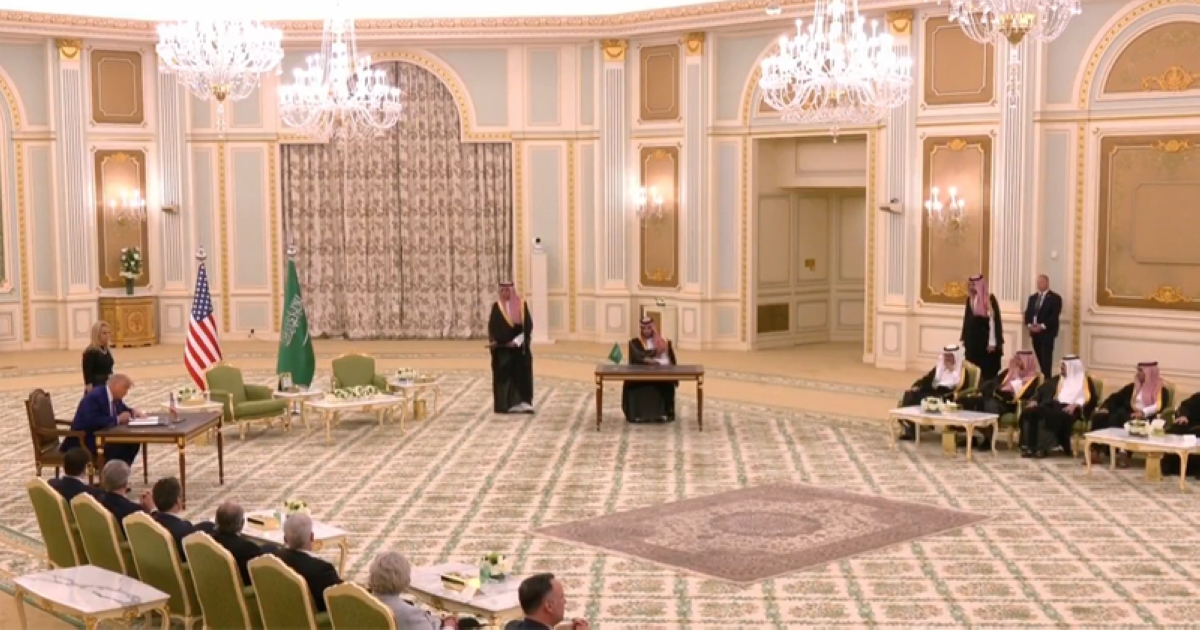 ولي العهد السعودي والرئيس الأميركي يوقعان الوثيقة 