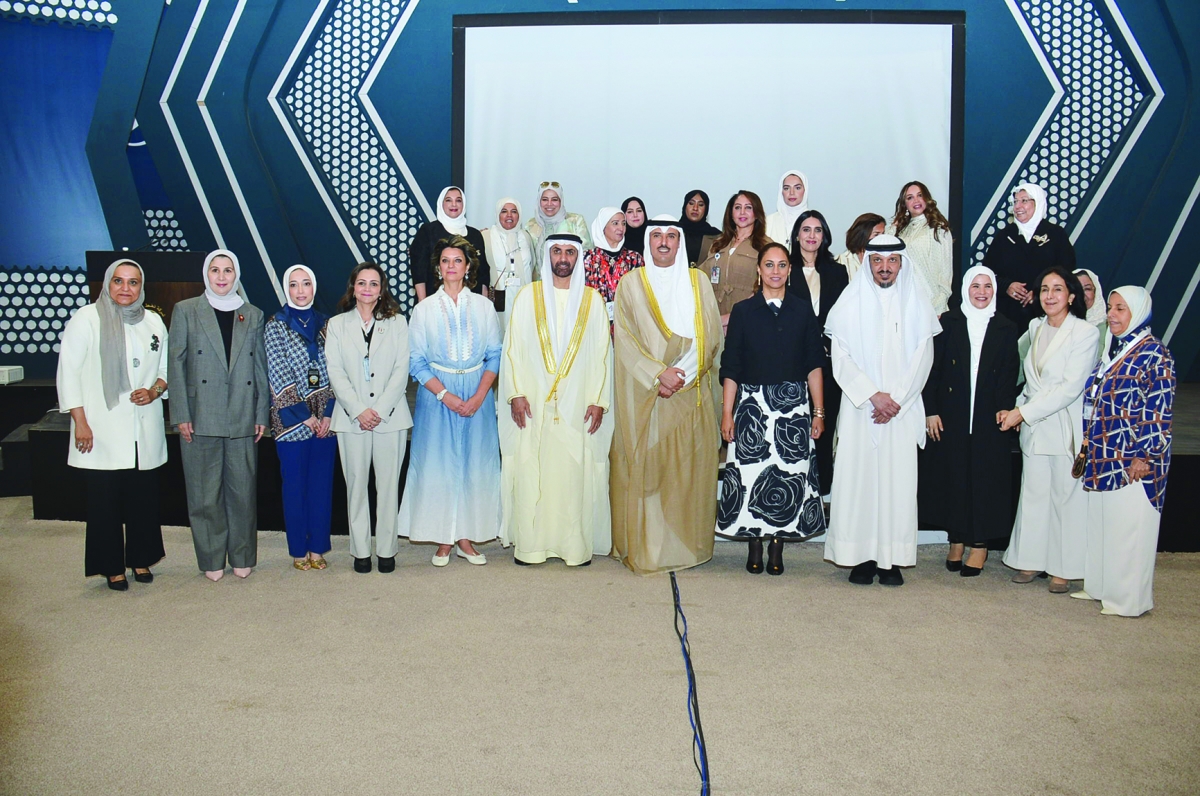 المحافظ متوسطاً المشاركين في الاحتفال