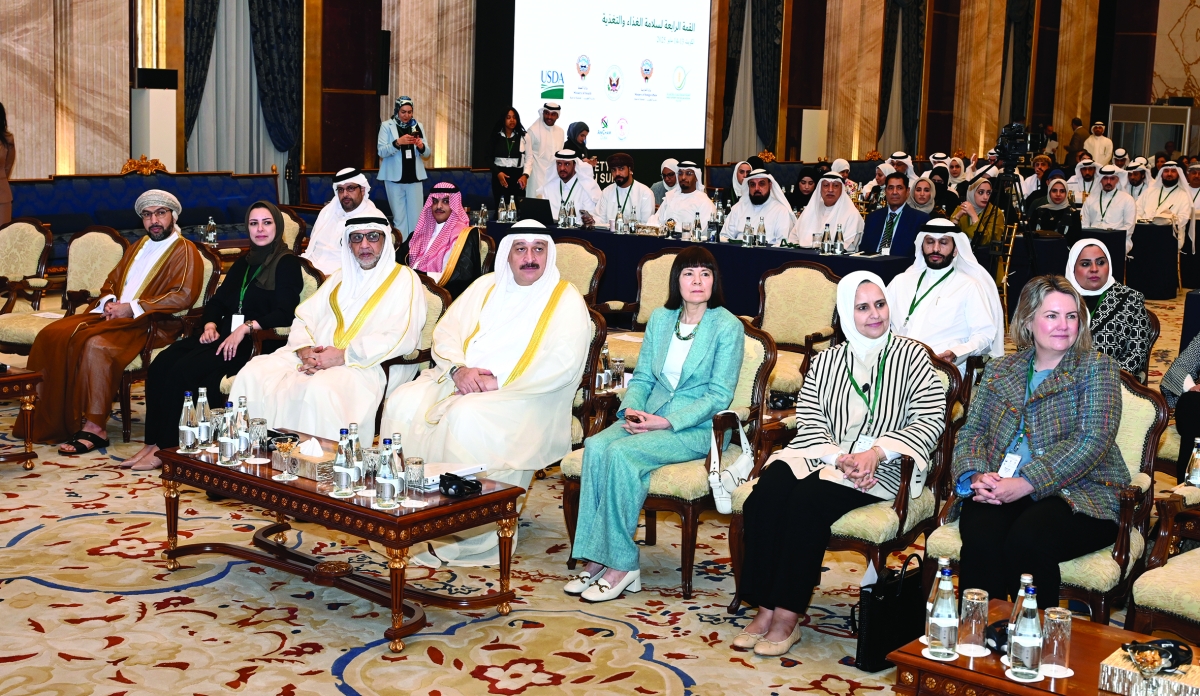 


العوضي وساساهارا يتقدمان الحضور في المؤتمر	 (تصوير سعود سالم) 