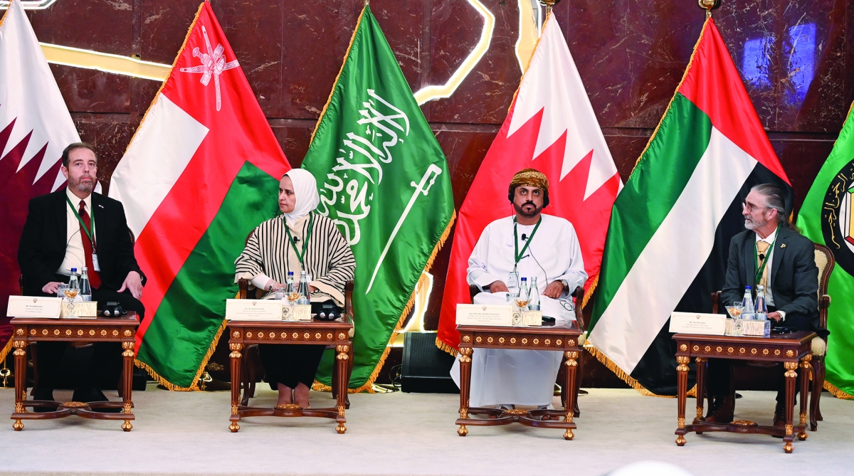 


الفليج تتوسط المتحدثين في المؤتمر 