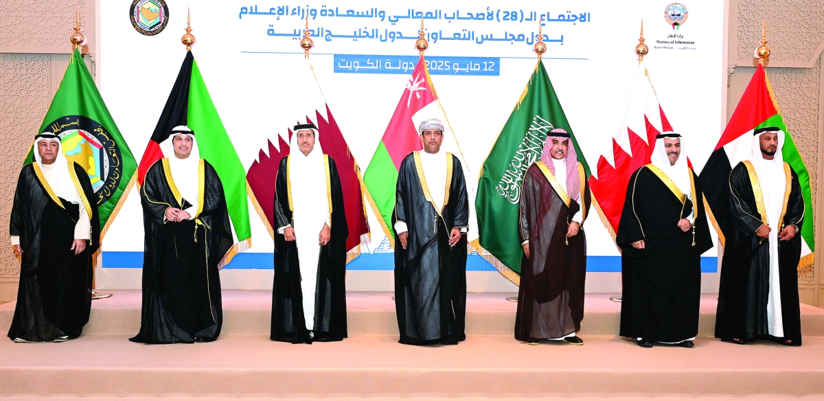 
وزراء الإعلام الخليجيون المشاركون في الاجتماع والبديوي 