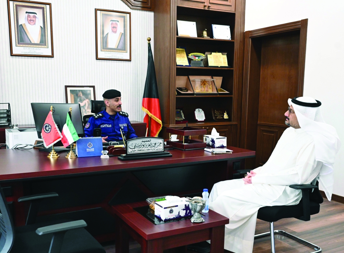 


بورسلي يتحدث للزميل ناصر الفرحان 