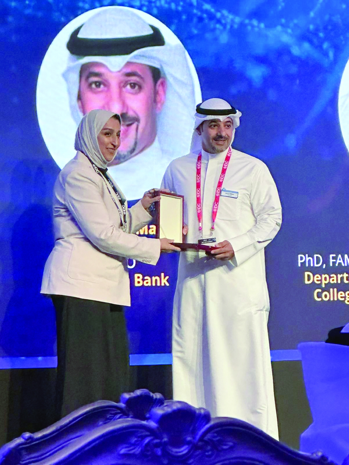 


براك المطر يتسلّم درعاً تكريمية في القمة 