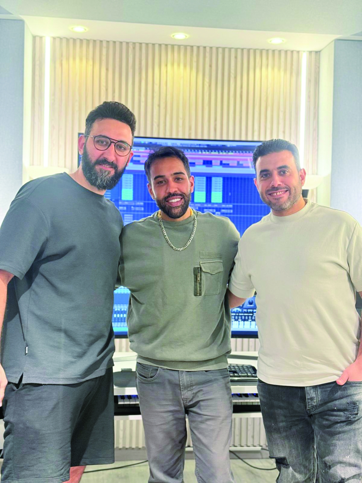 


جاسم محمد متوسطاً الملحن محمود أنور والموزع الموسيقي محمد مجدي 