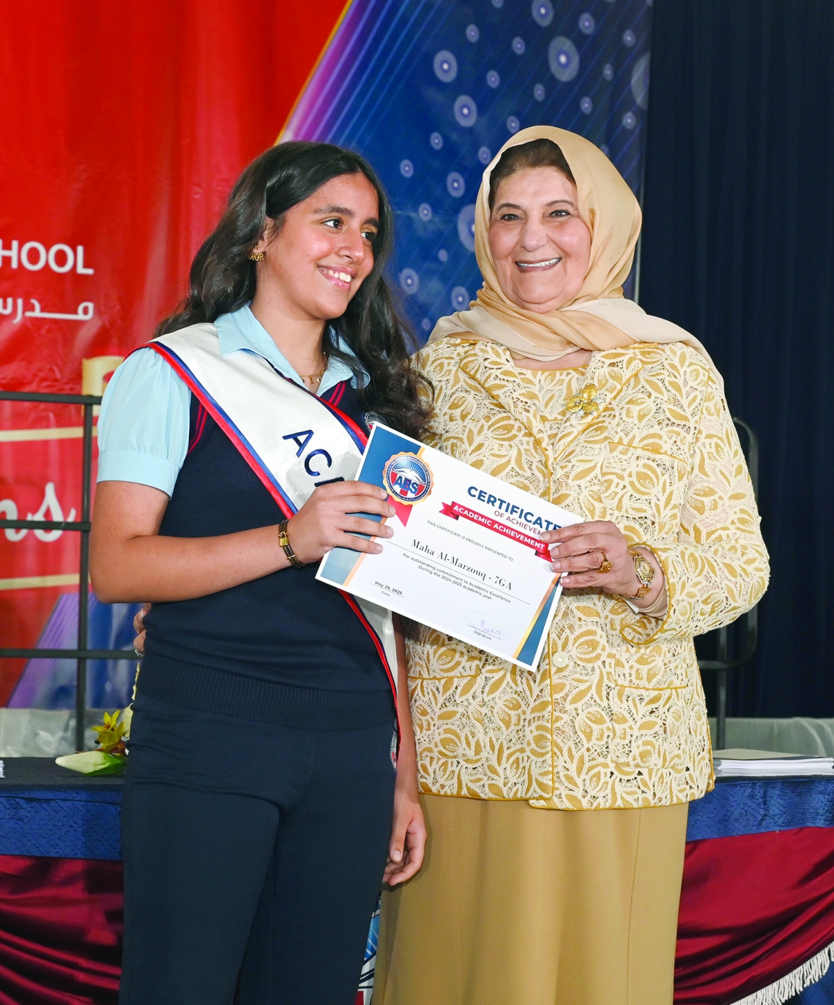 


فايزة الخرافي تكرم طالبة متفوقة 