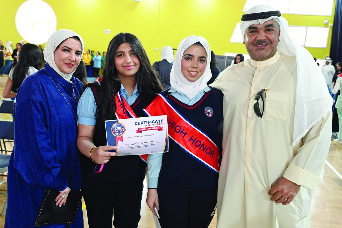 فرحة طالبتين خريجتين مع الأهل  