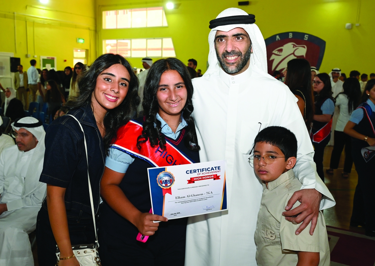 


فهد الغانم... محتفلاً مع أبنائه 