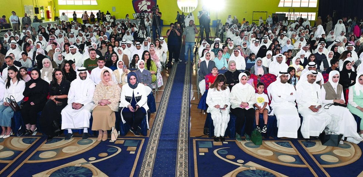 


فايزة الخرافي وأريج الغانم في مقدم الحضور  