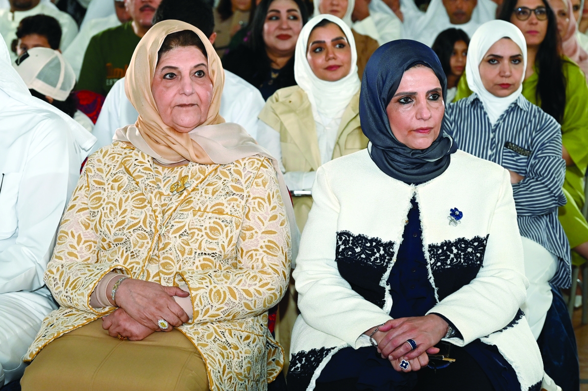 10فايزة الخرافي وأريج الغانم في مقدم الحضور 